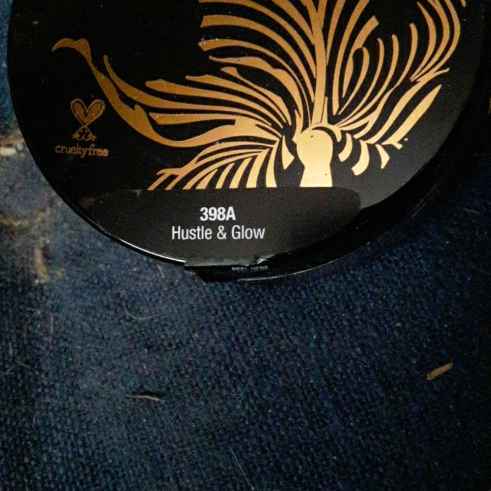 Loose Highlighting Powder Makeup - Picture 3 of 3